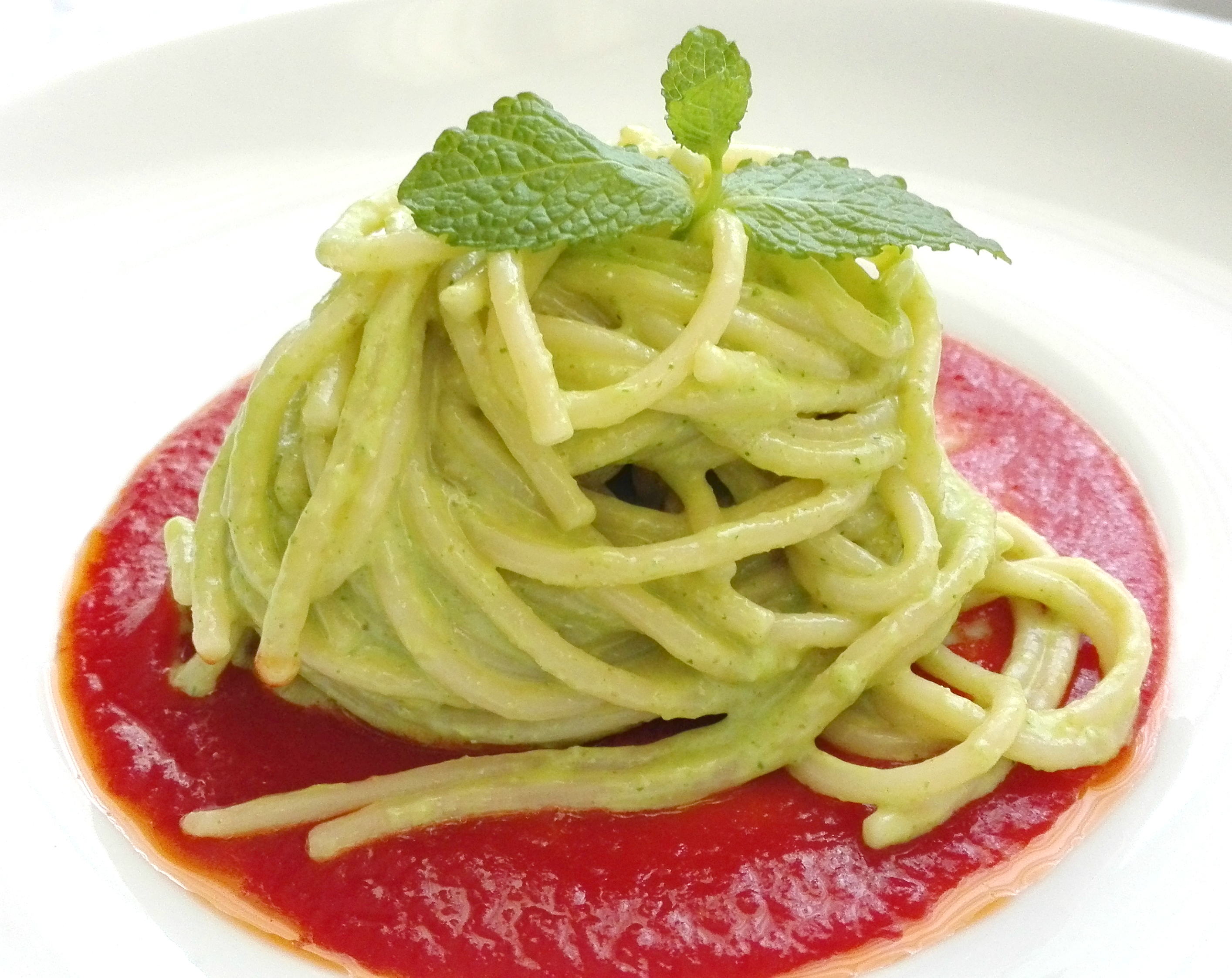 Spaghetti al pesto di rucola su crema di pomodoro