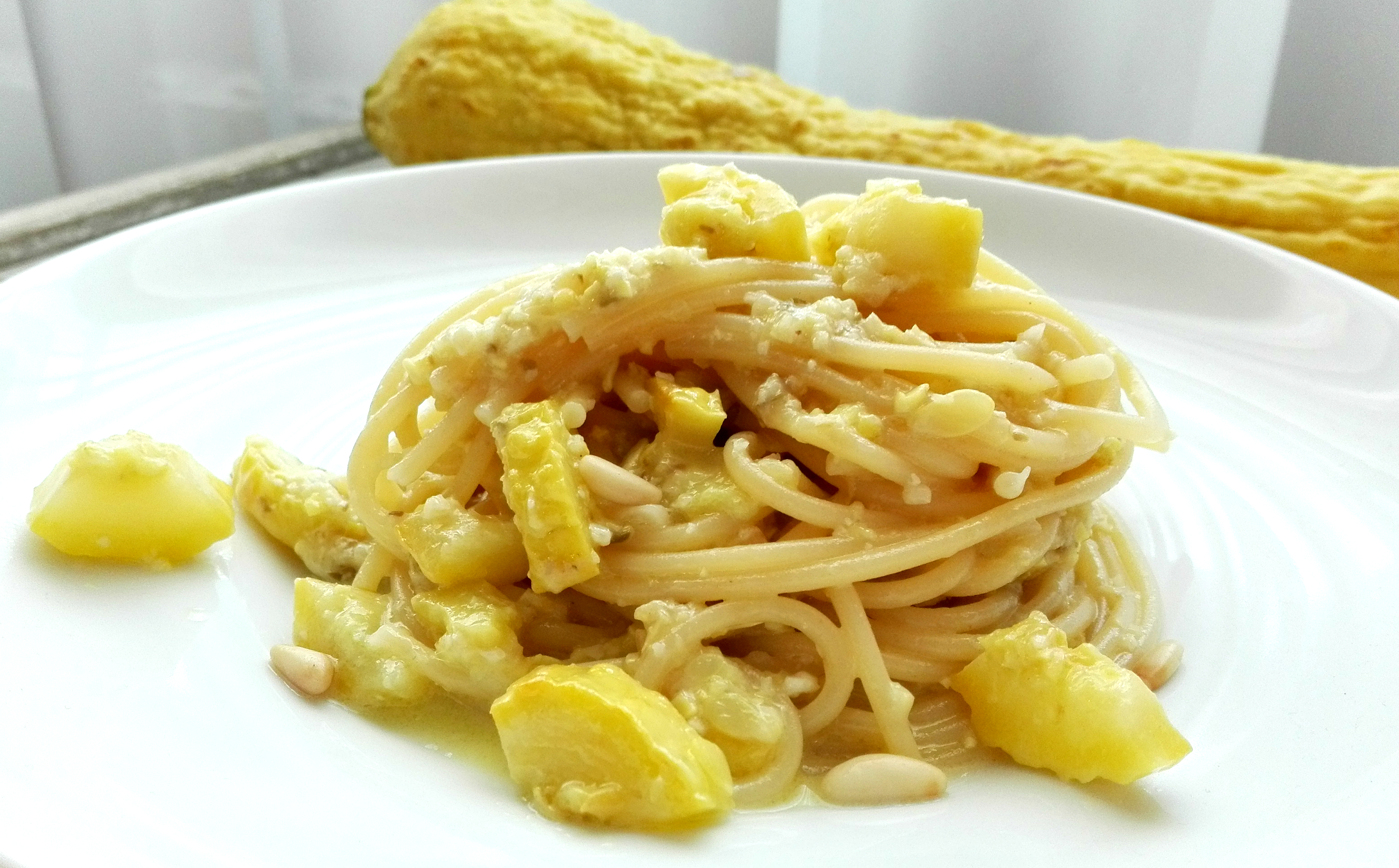 Spaghetti al pesto di zucchine gialle