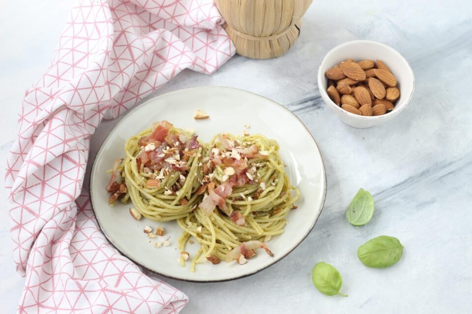 Spaghetti al pesto,  guanciale e scaglie di mandorle