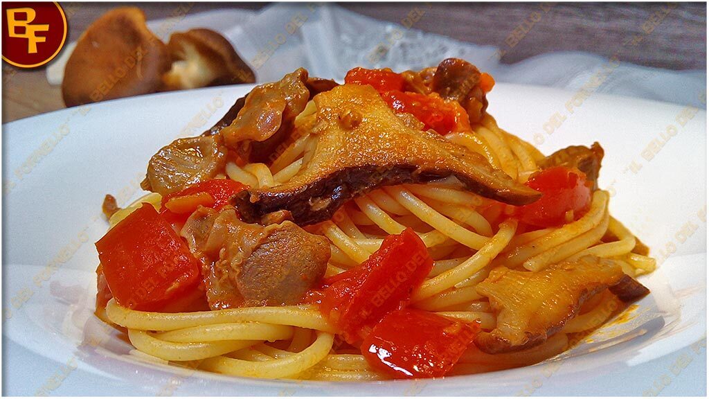 Spaghetti al pomodoro con durelli di pollo e funghi