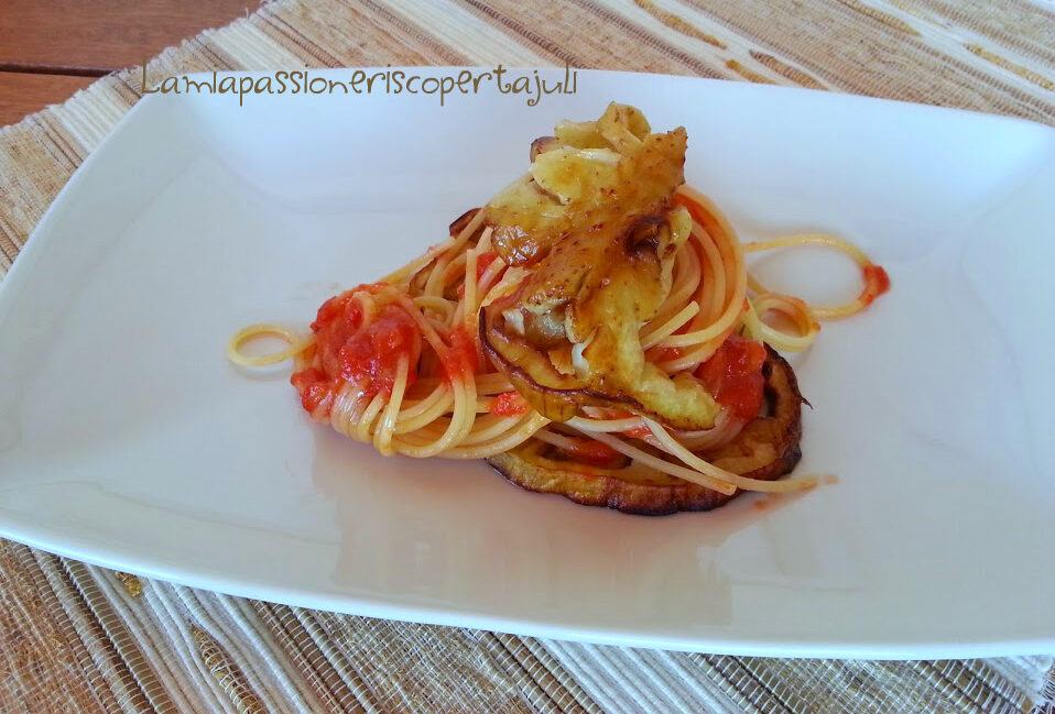 Spaghetti al pomodoro con melanzane, fritte e pomodoro fre
