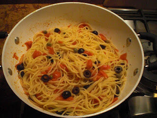Spaghetti al pomodoro con olive nere e capperi