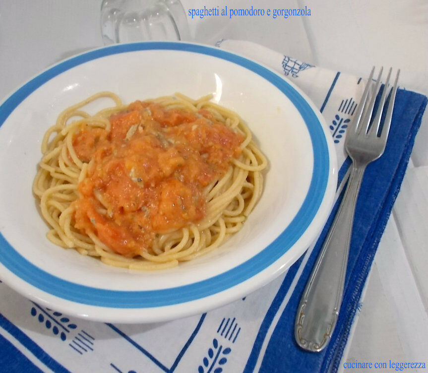 Spaghetti al pomodoro e gorgonzola