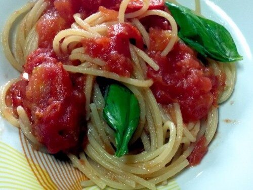 Spaghetti al pomodoro fresco basilico spicchio d’aglio olio di oliva