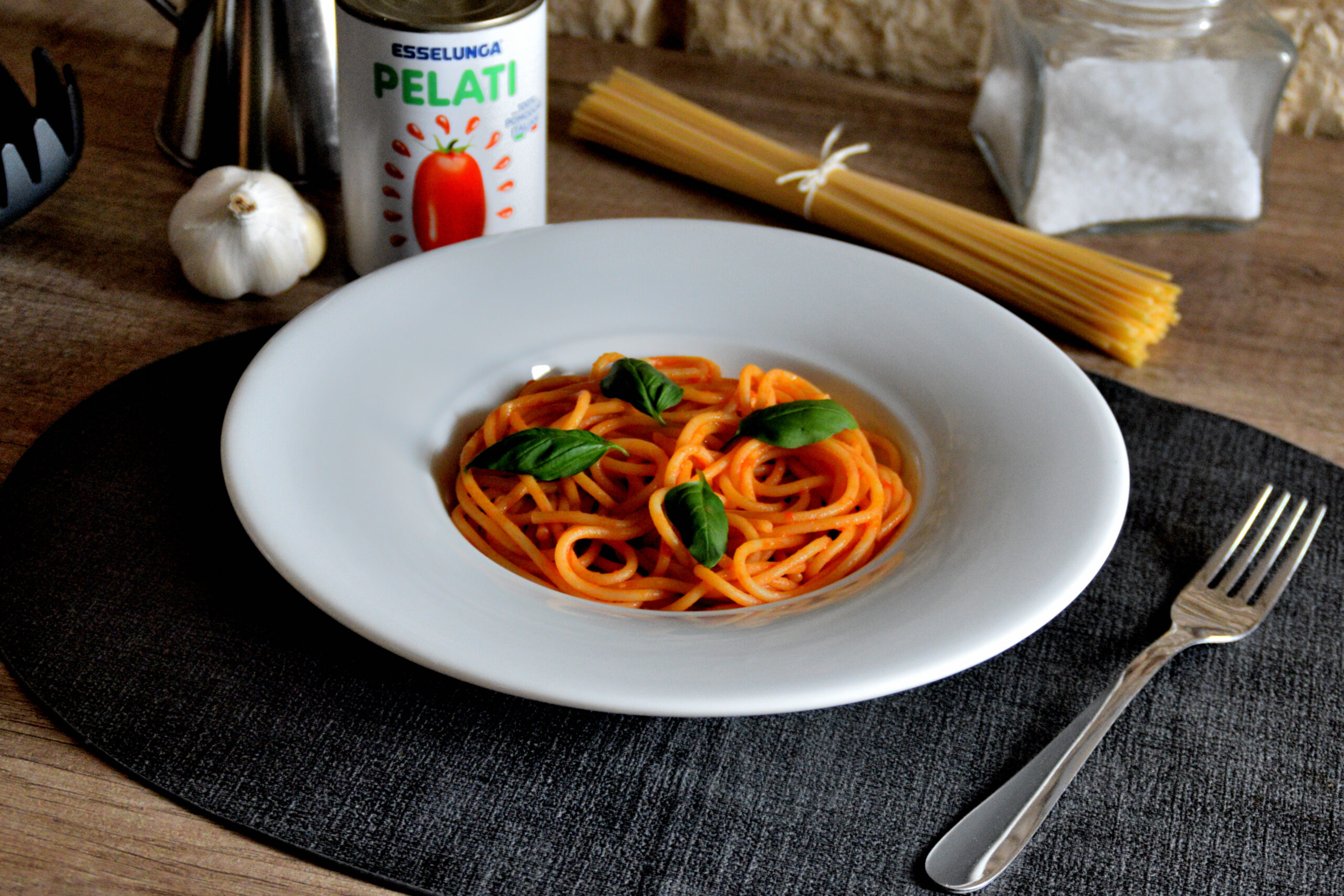 Spaghetti al pomodoro: il piatto simbolo della cucina italiana. come si fa realmente