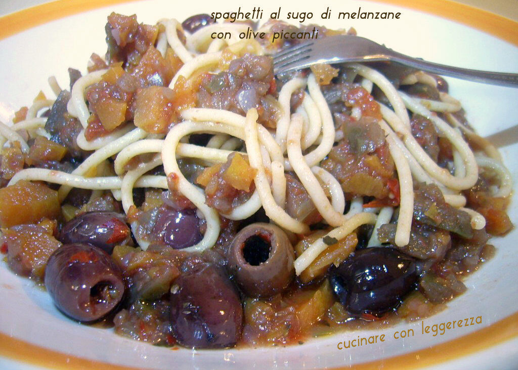 Spaghetti al sugo di melanzane con olive piccanti