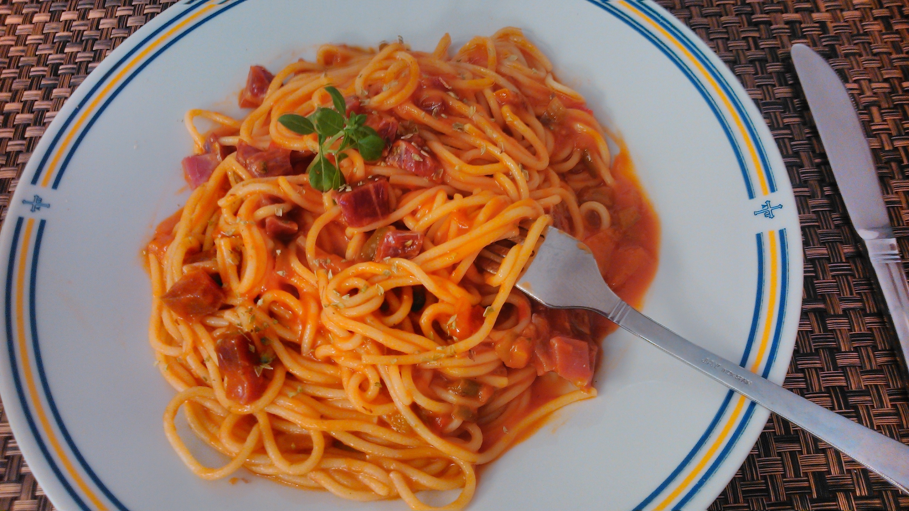 Spaghetti al sugo di pomodoro cipolla e prosciutto crudo