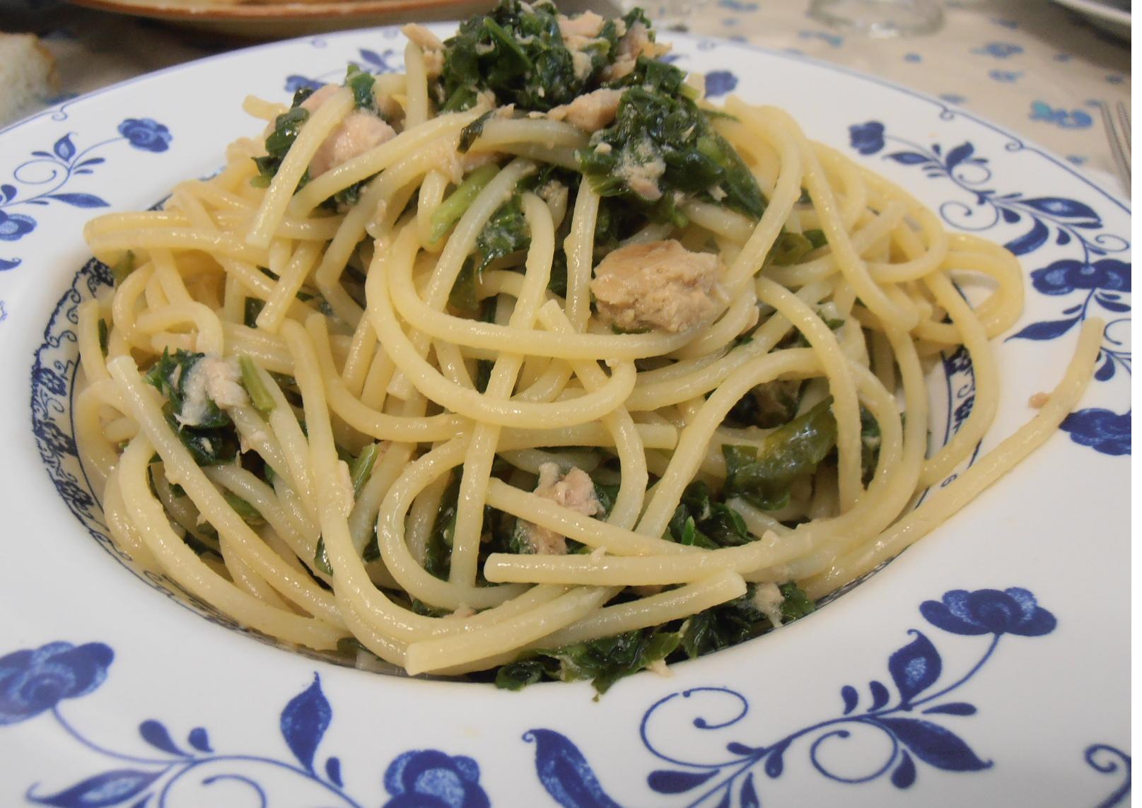 Spaghetti al sugo di tonno e rucola