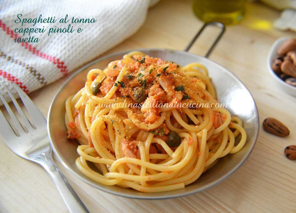 Spaghetti al tonno capperi pinoli e uvetta