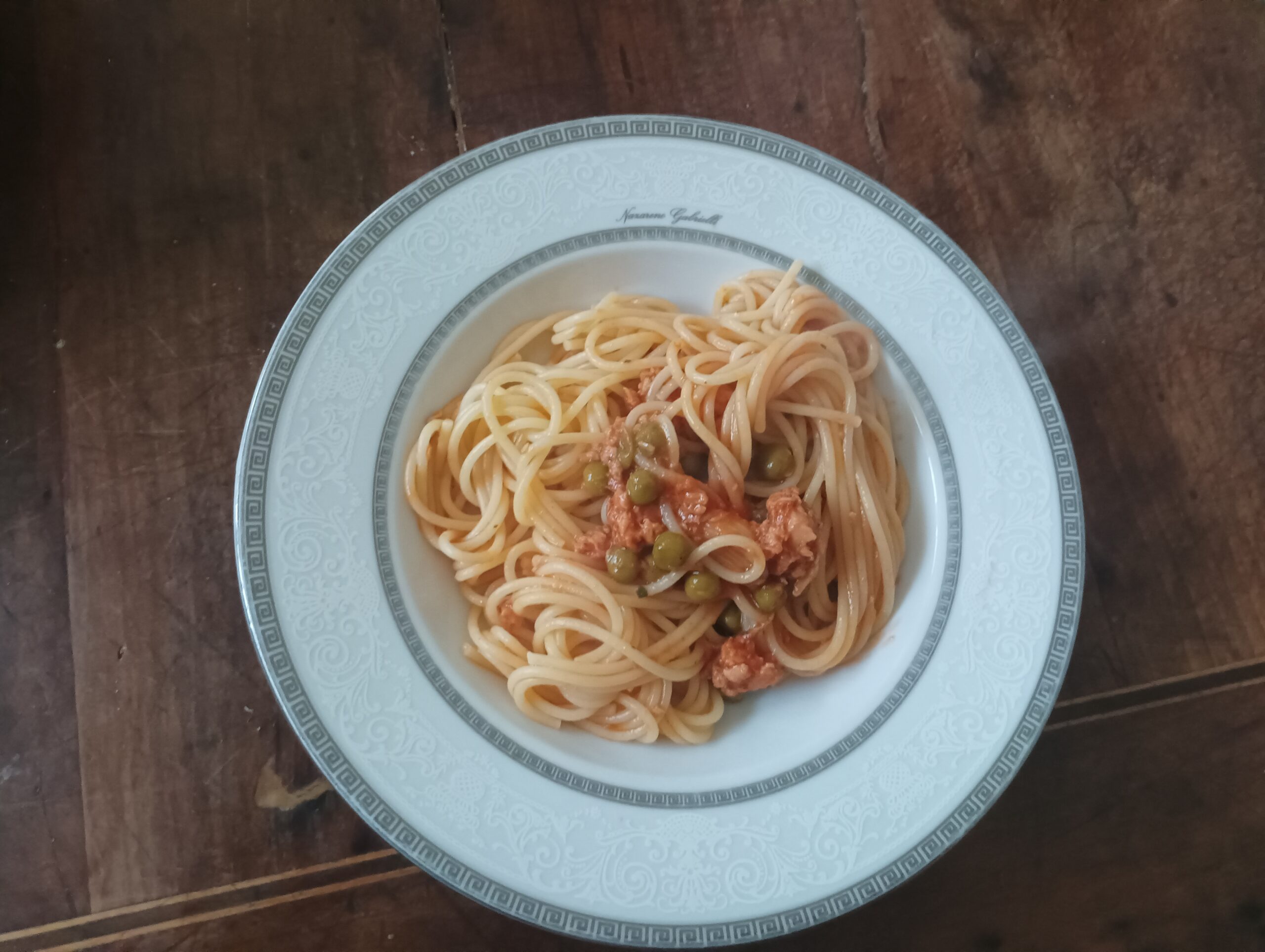 Spaghetti al tonno con piselli e pomodoro