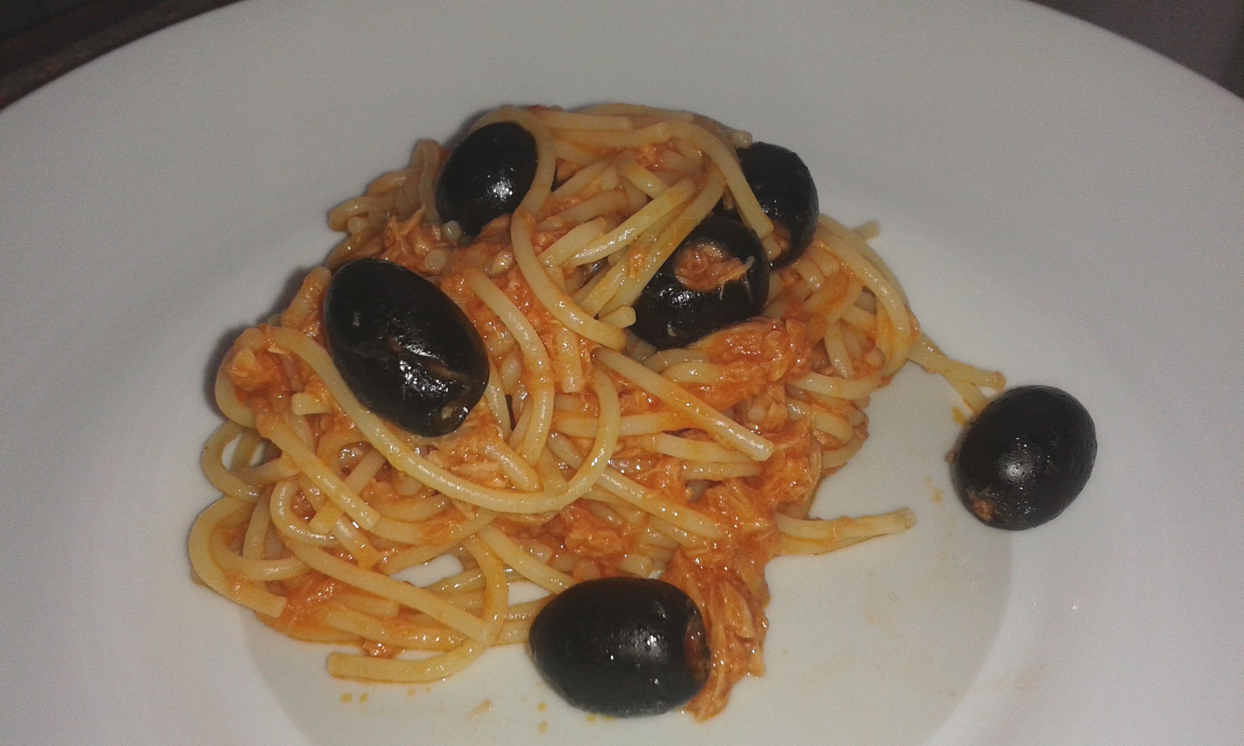 Spaghetti al tonno e olive nere