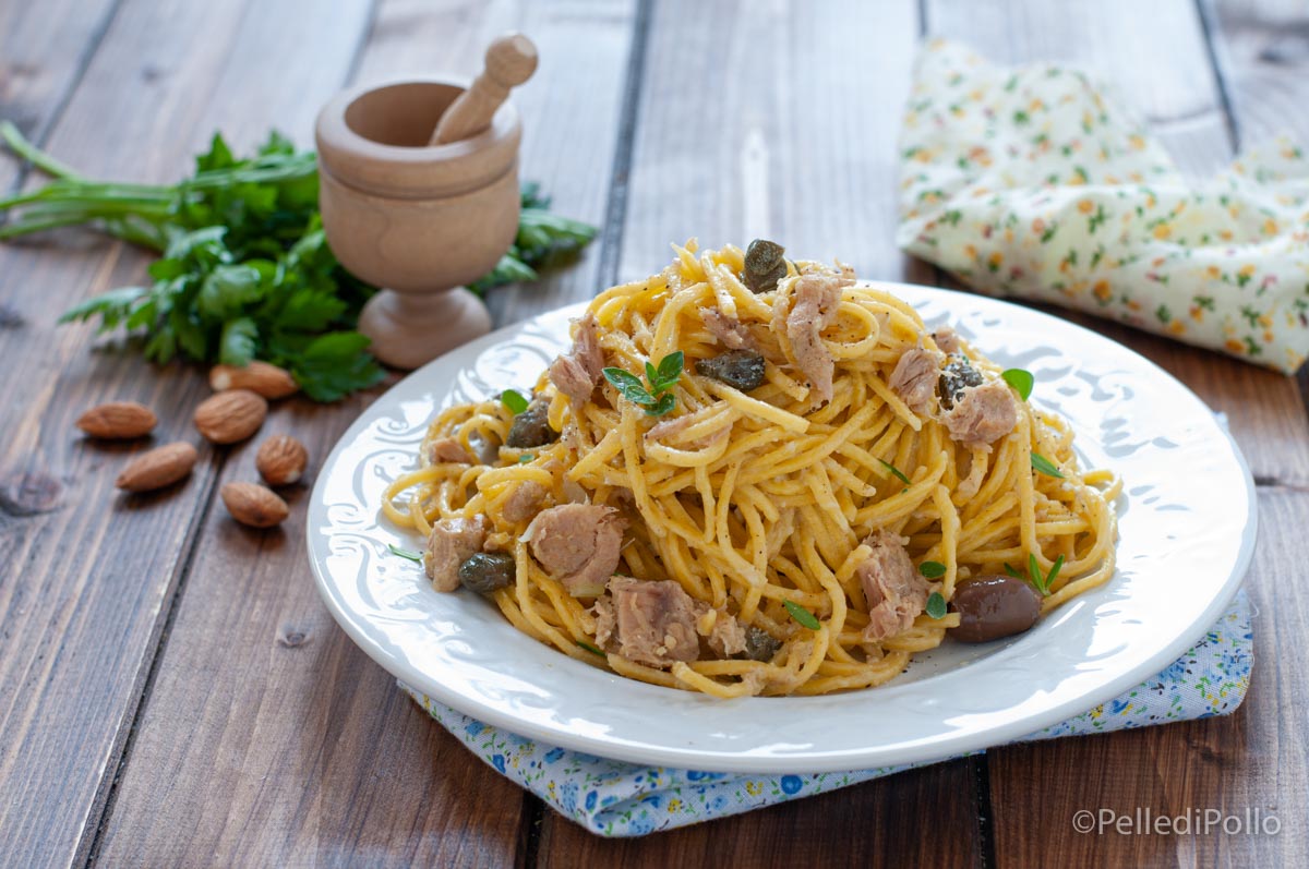 Spaghetti al tonno e pesto di mandorle