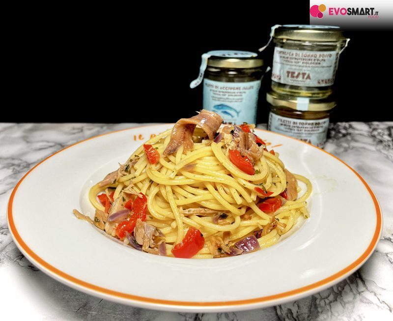 Spaghetti al tonno rosso con peperoni e acciughe