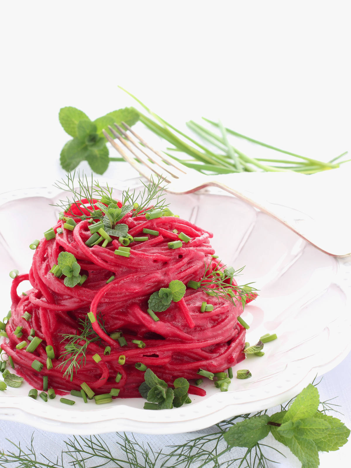 Spaghetti alla barbabietola e caprino di laura becchis