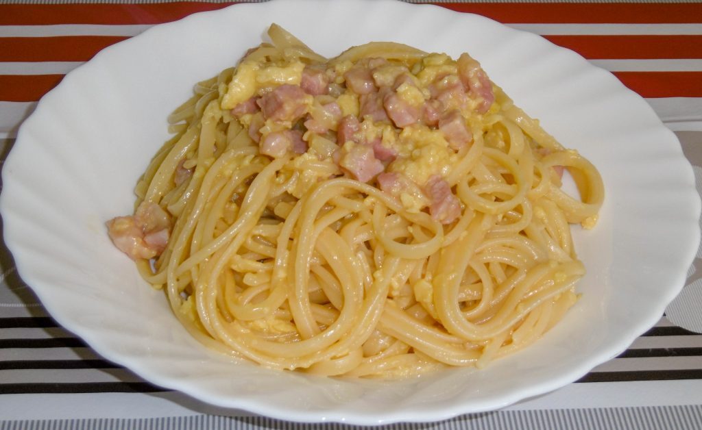 Spaghetti alla carbonara con pancetta e parmigiano