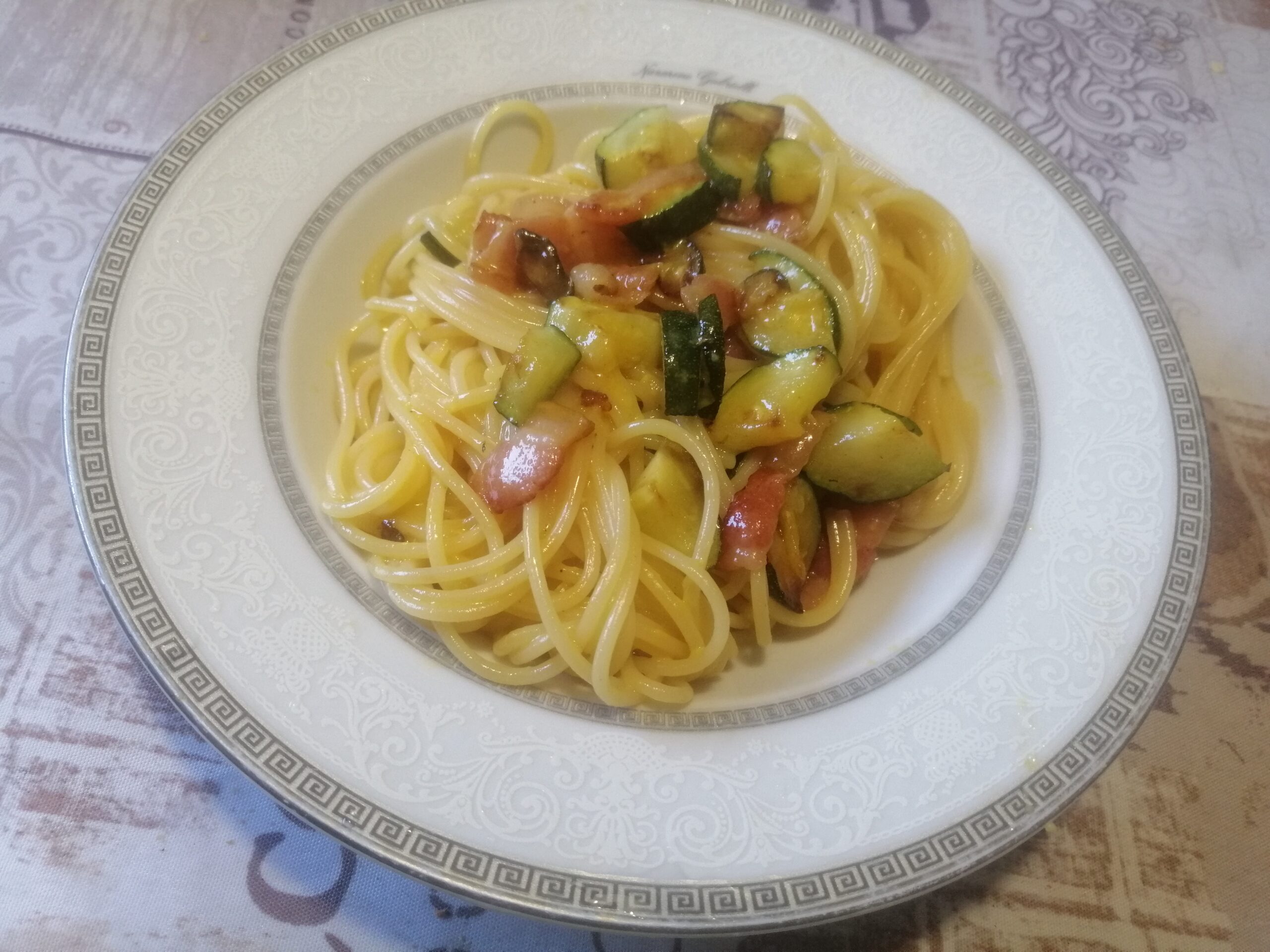 Spaghetti alla carbonara con zucchine