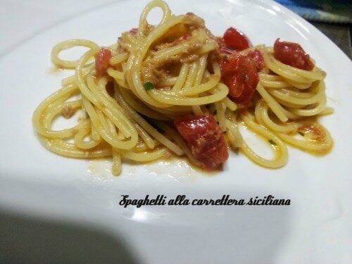 Spaghetti alla carrettiera siciliana con aglio e tonno