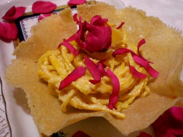 Spaghetti alla chitarra ai petali di rosa in cesto di grana