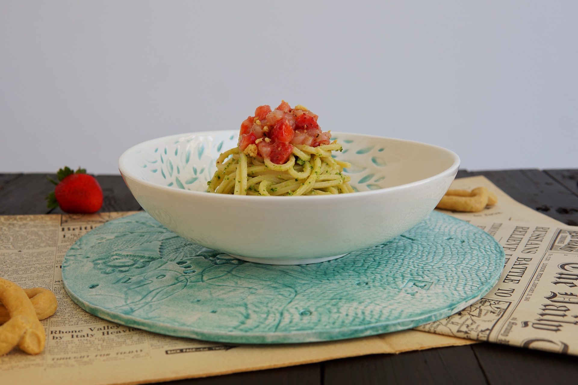Spaghetti alla chitarra con broccoli e tartare di fragole e gamberi