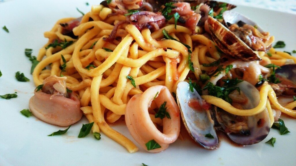 Spaghetti alla chitarra con calamari e vongole