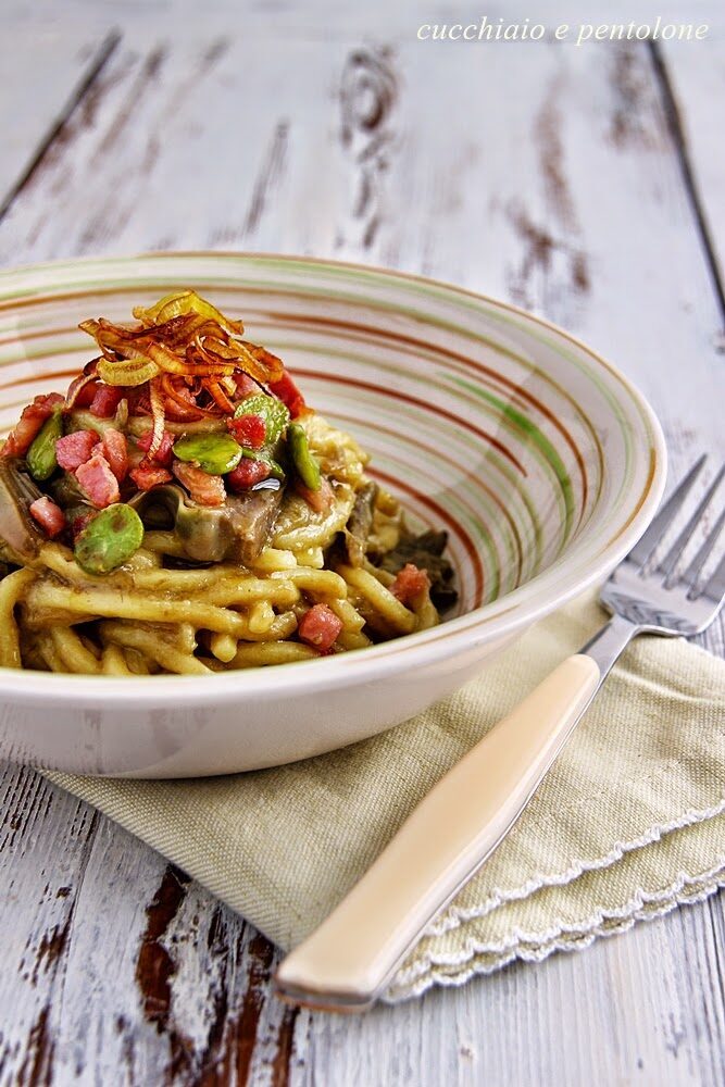Spaghetti alla chitarra con crema di carciofi, pancetta, fave e porri croccanti