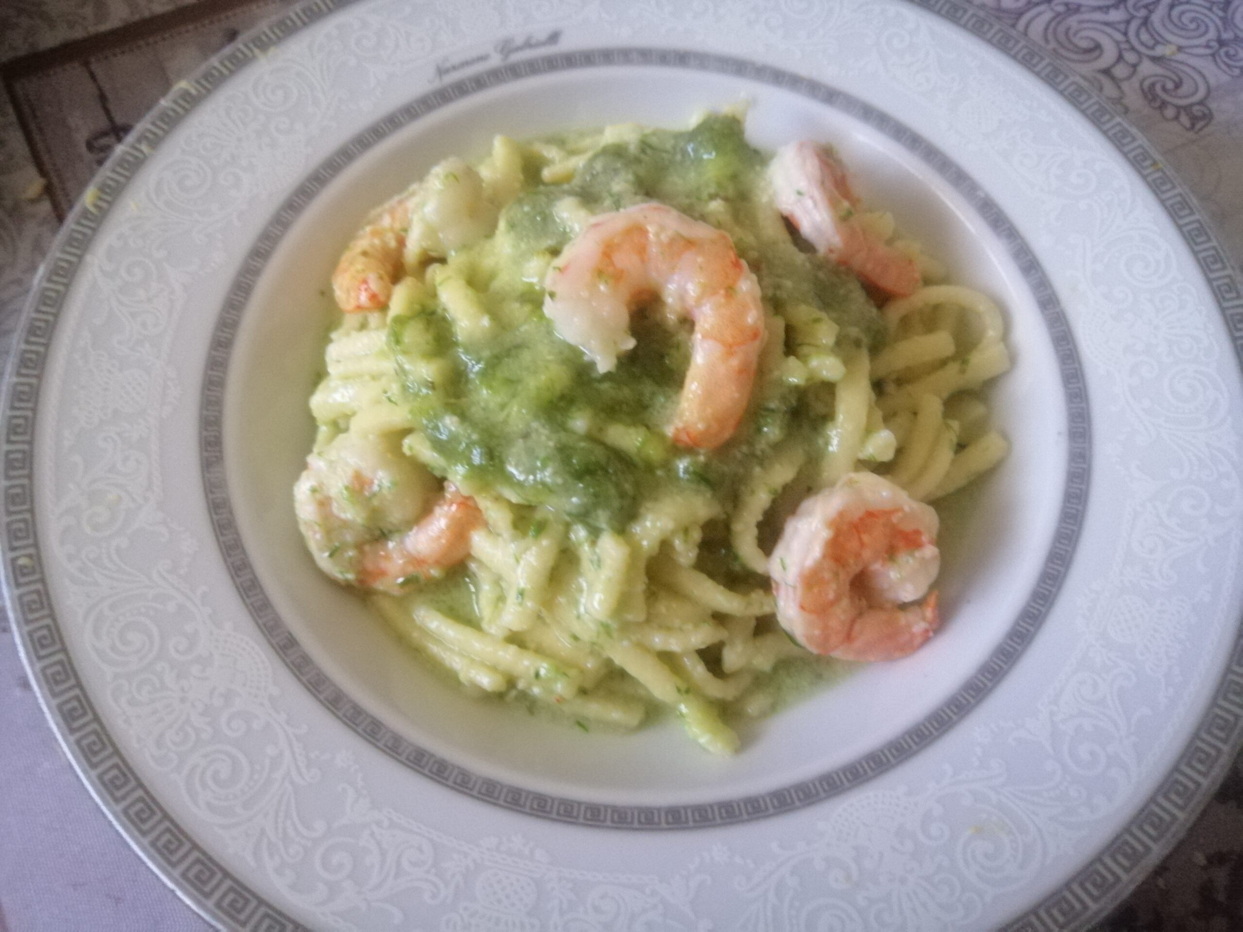 Spaghetti alla chitarra con pesto di erba cipollina e gamberi