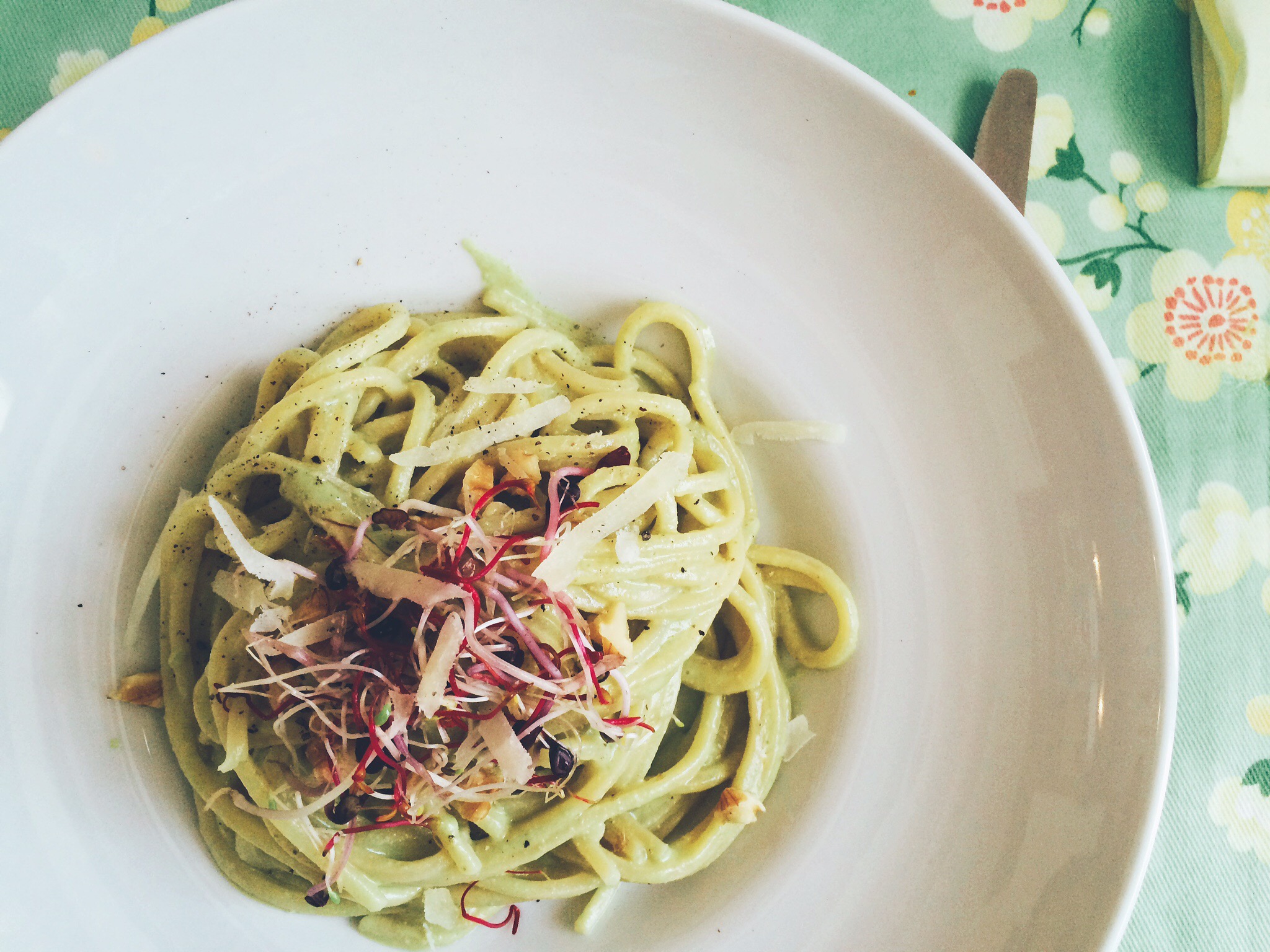 Spaghetti alla chitarra con pesto di lattuga, robiola e noci studentfriendly
