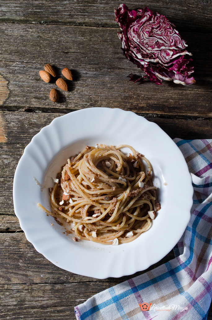 Spaghetti alla chitarra con pesto di radicchio e mandorle