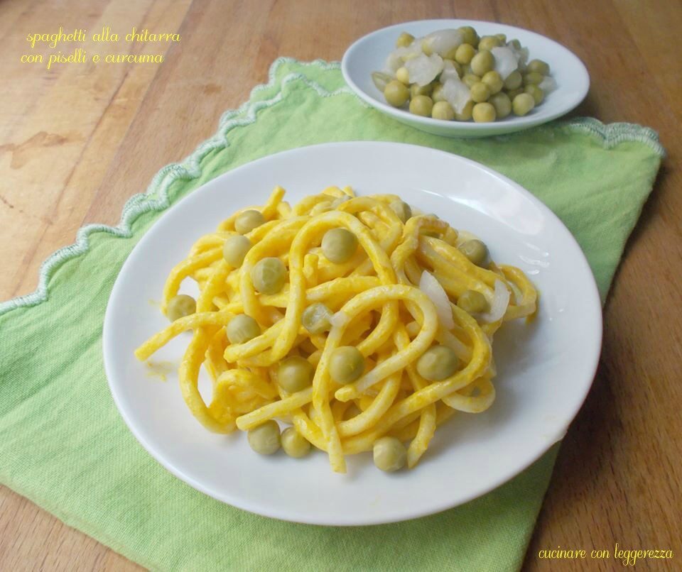 Spaghetti alla chitarra con piselli e curcuma