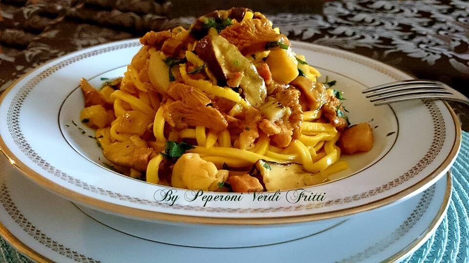 Spaghetti alla chitarra con porcini, finferli e pancetta