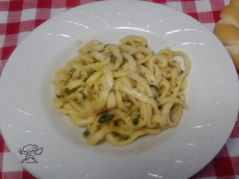 Spaghetti alla chitarra con salsa ai crostacei