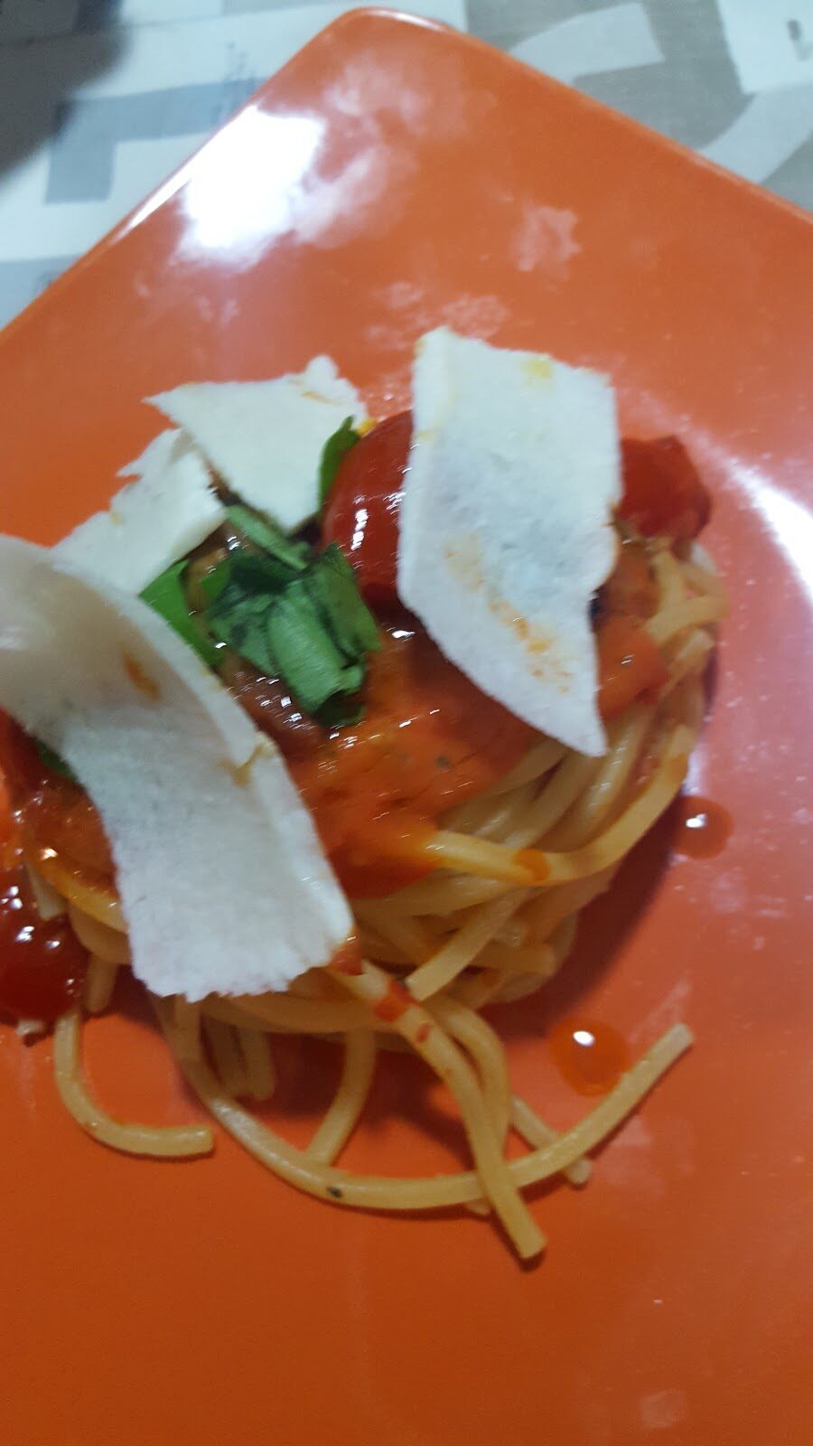 Spaghetti alla chitarra con vellutata di pomodoro del piennolo, pomodorini datterini, cozze, filetti di alici di cetara, olive taggiasche e scaglie di cacioricotta caprina