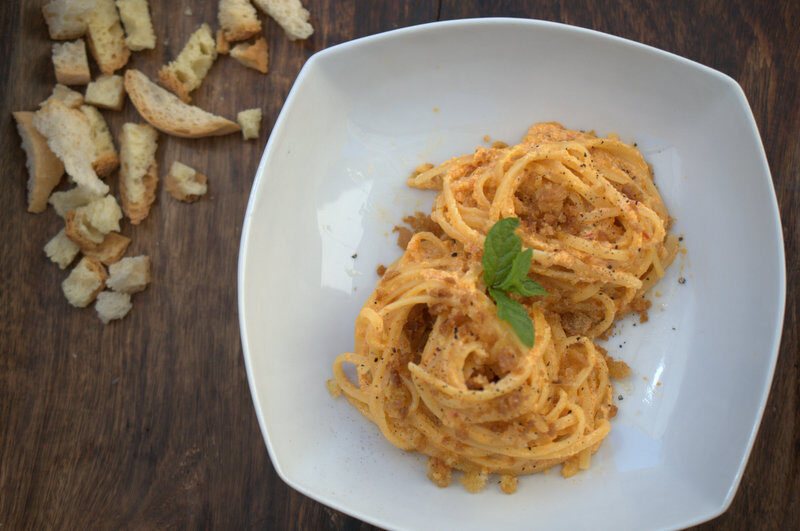 Spaghetti alla crema di peperoni acciughe e pane croccante