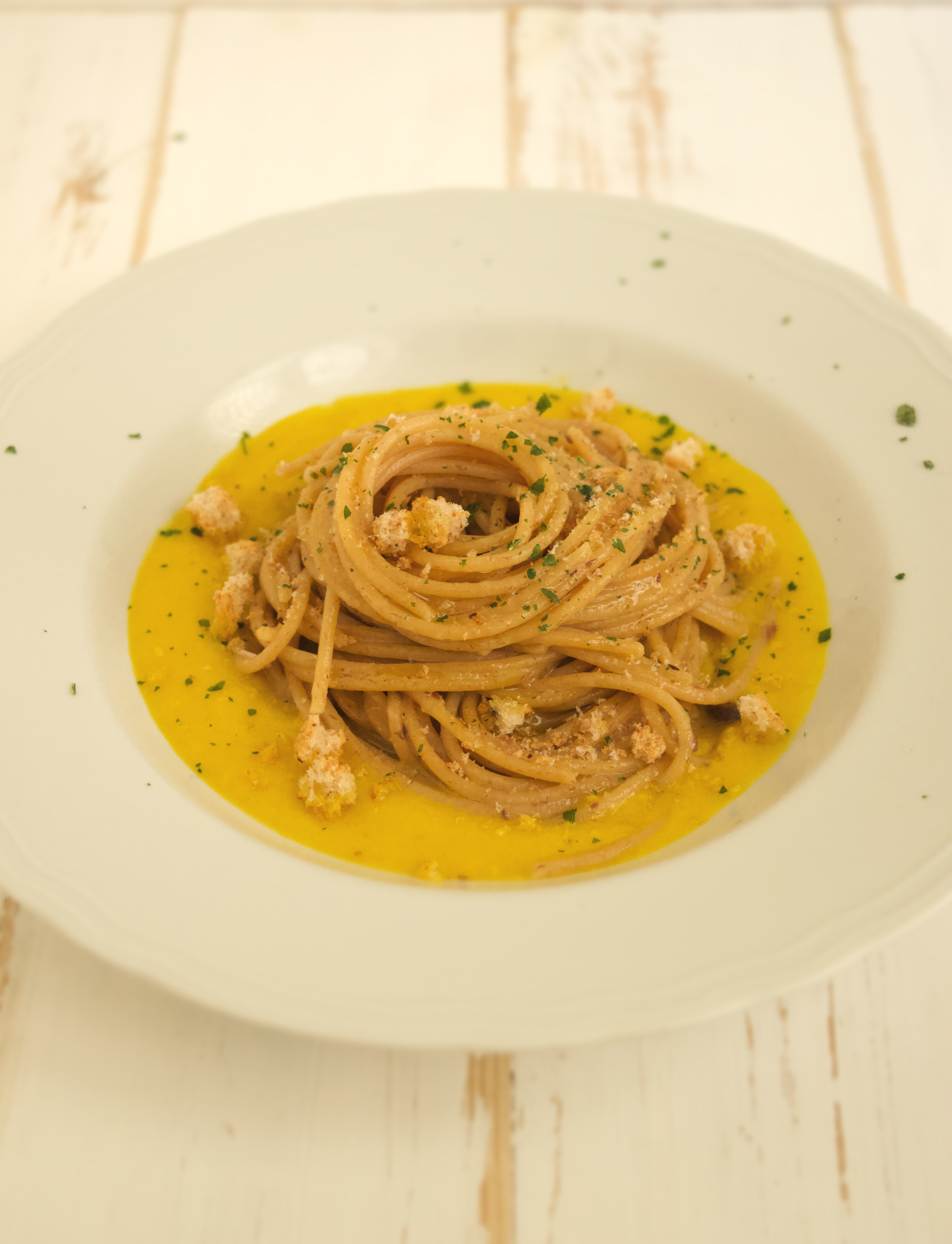 Spaghetti alla crema di peperoni, acciughe e pangrattato