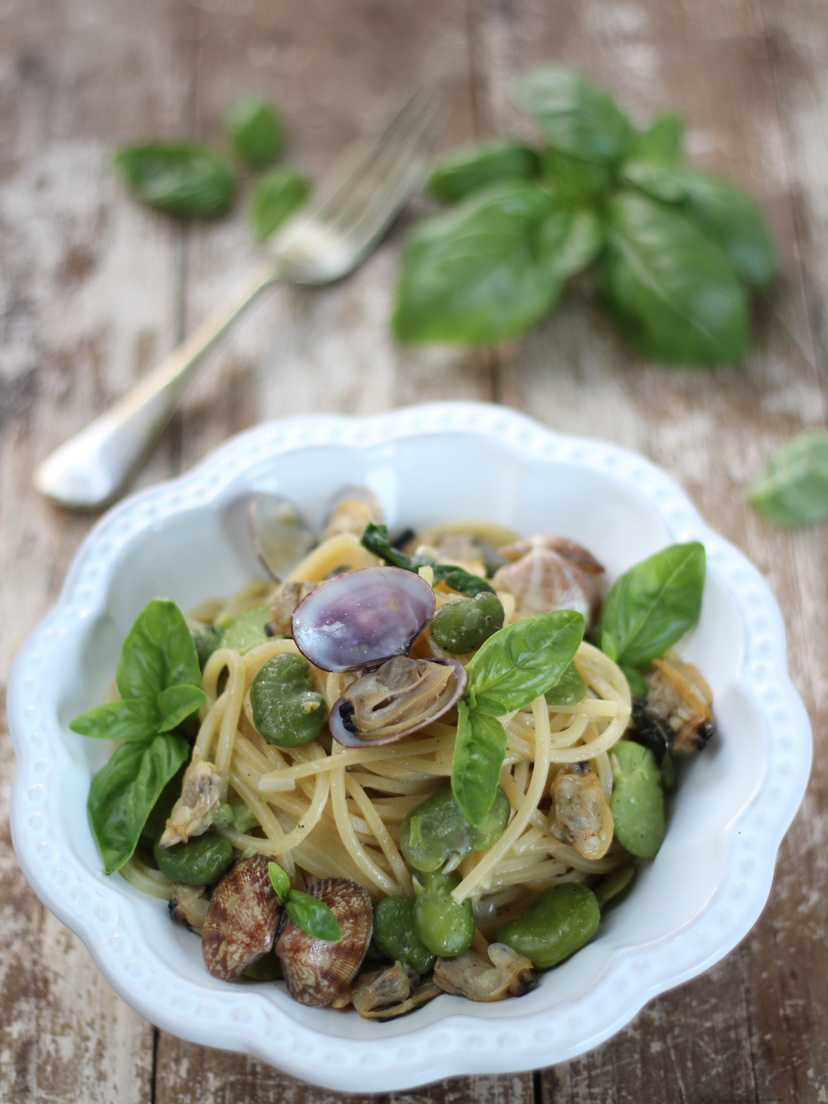 Spaghetti alla gigino, con fave e vongole veraci