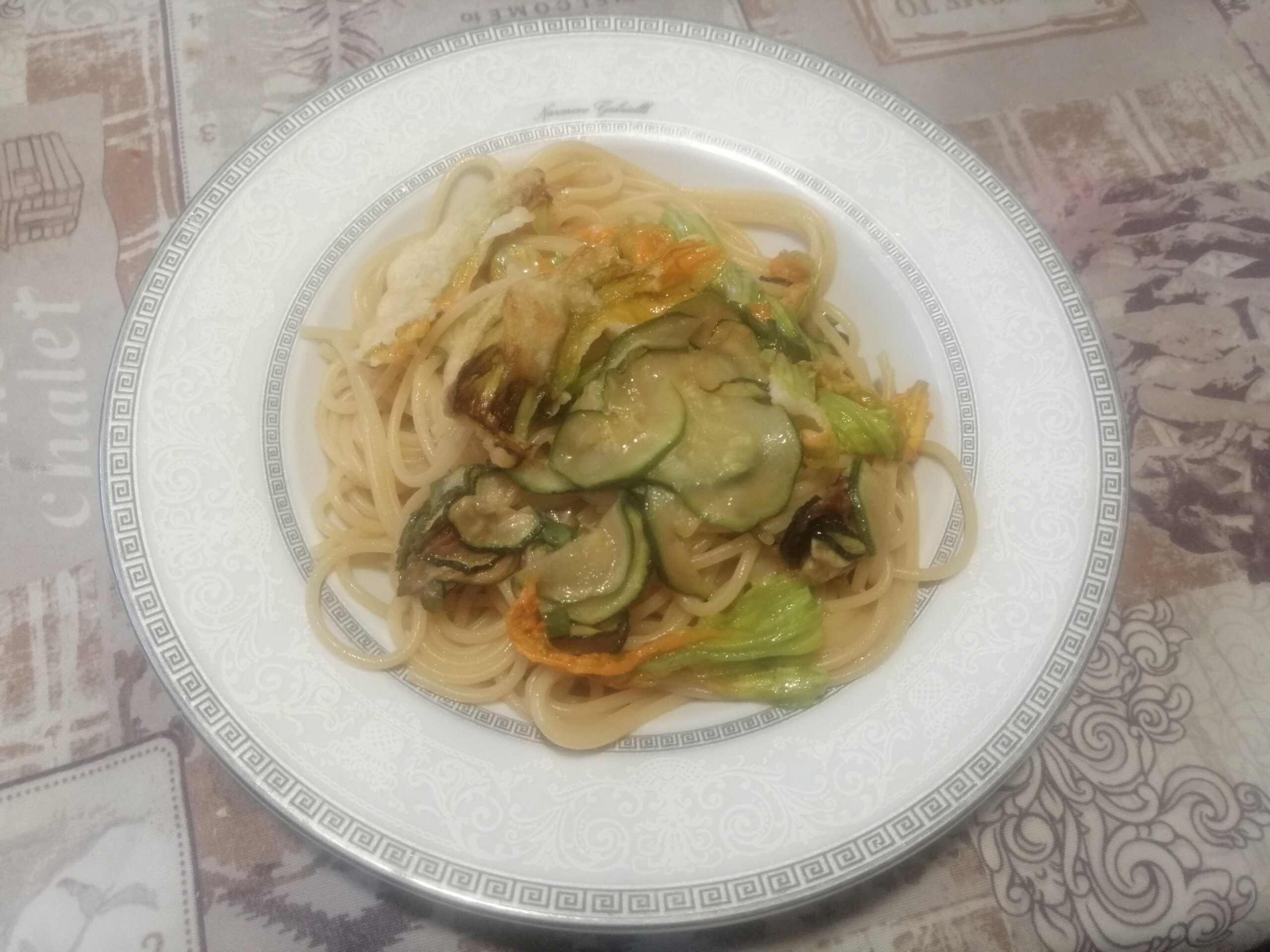 Spaghetti alla nerano con fiori di zucca