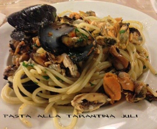 Spaghetti alla tarantina con cozze di mare freschi prezzemolo e aglio.