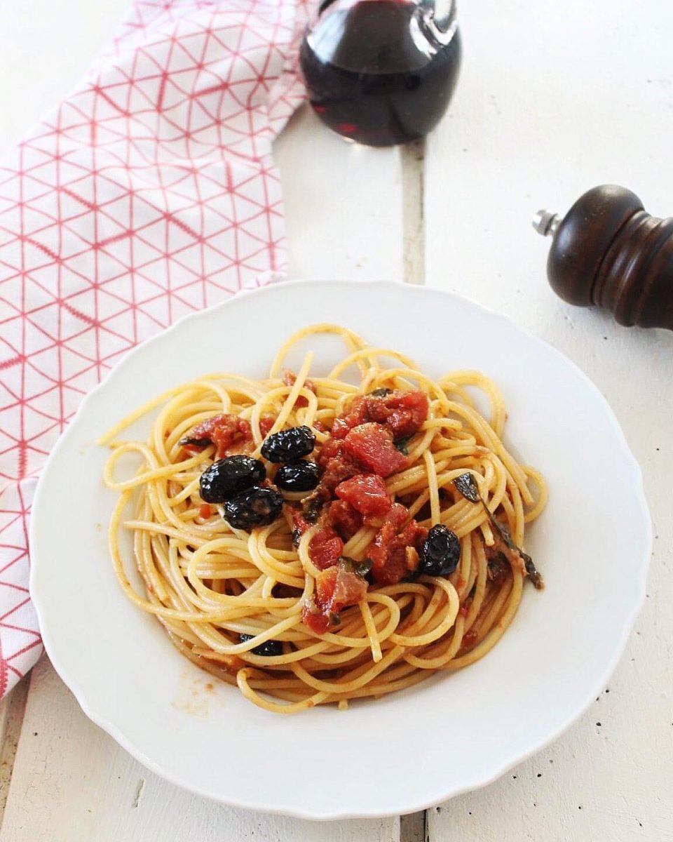 Spaghetti alle acciughe e olive
