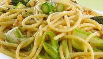 Spaghetti alle noci e asparagi