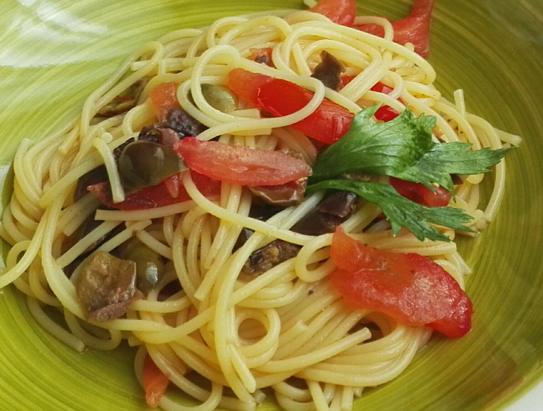 Spaghetti alle olive e pomodori freschi