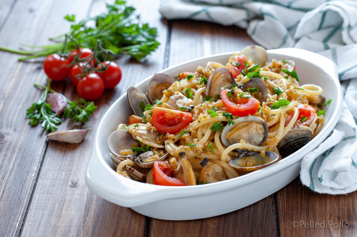 Spaghetti alle vongole con pangrattato e pomodorini