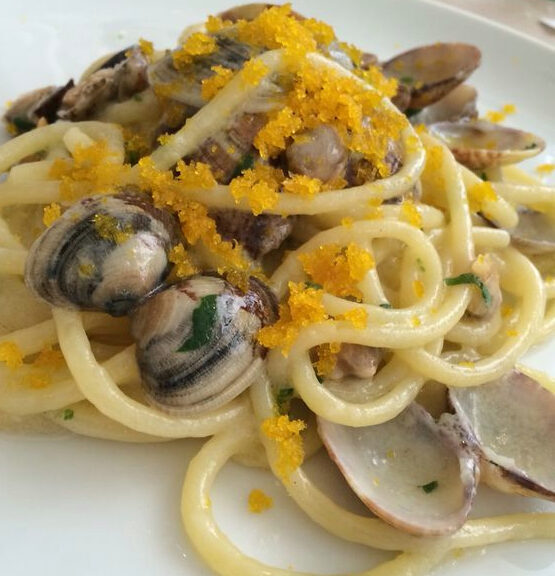 Spaghetti alle vongole e bottarga di muggine