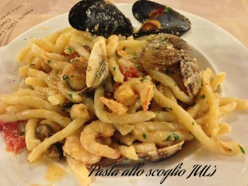 Spaghetti allo scoglio sapore di mare con vongole ,cozze, gamberetti.