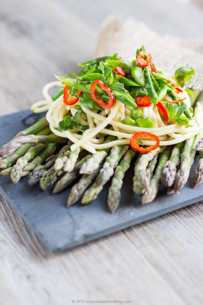 Spaghetti asparagi, peperoncino e menta