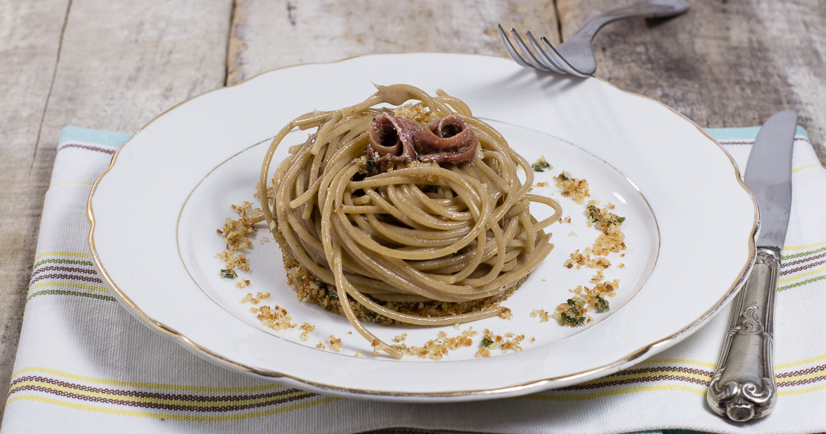 Spaghetti burro acciughe e pane croccante