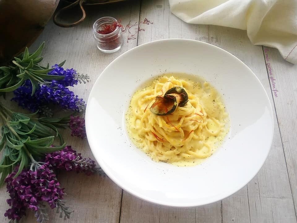 Spaghetti cacio e pepe allo zafferano