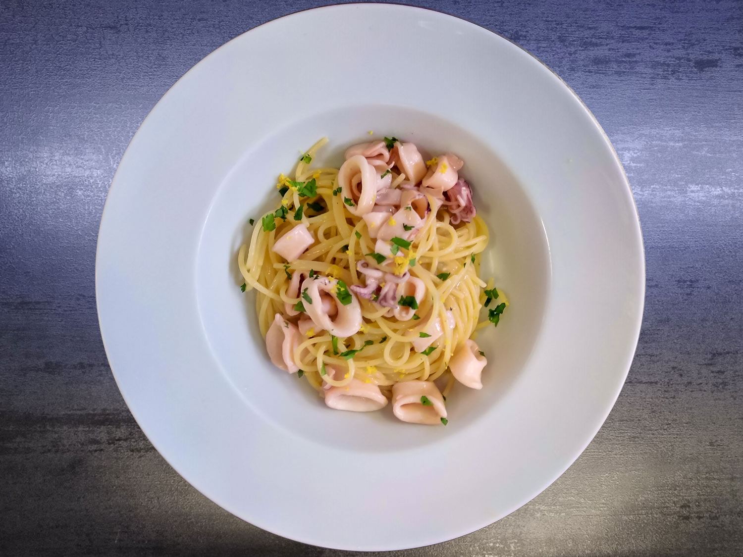 Spaghetti calamari e limone