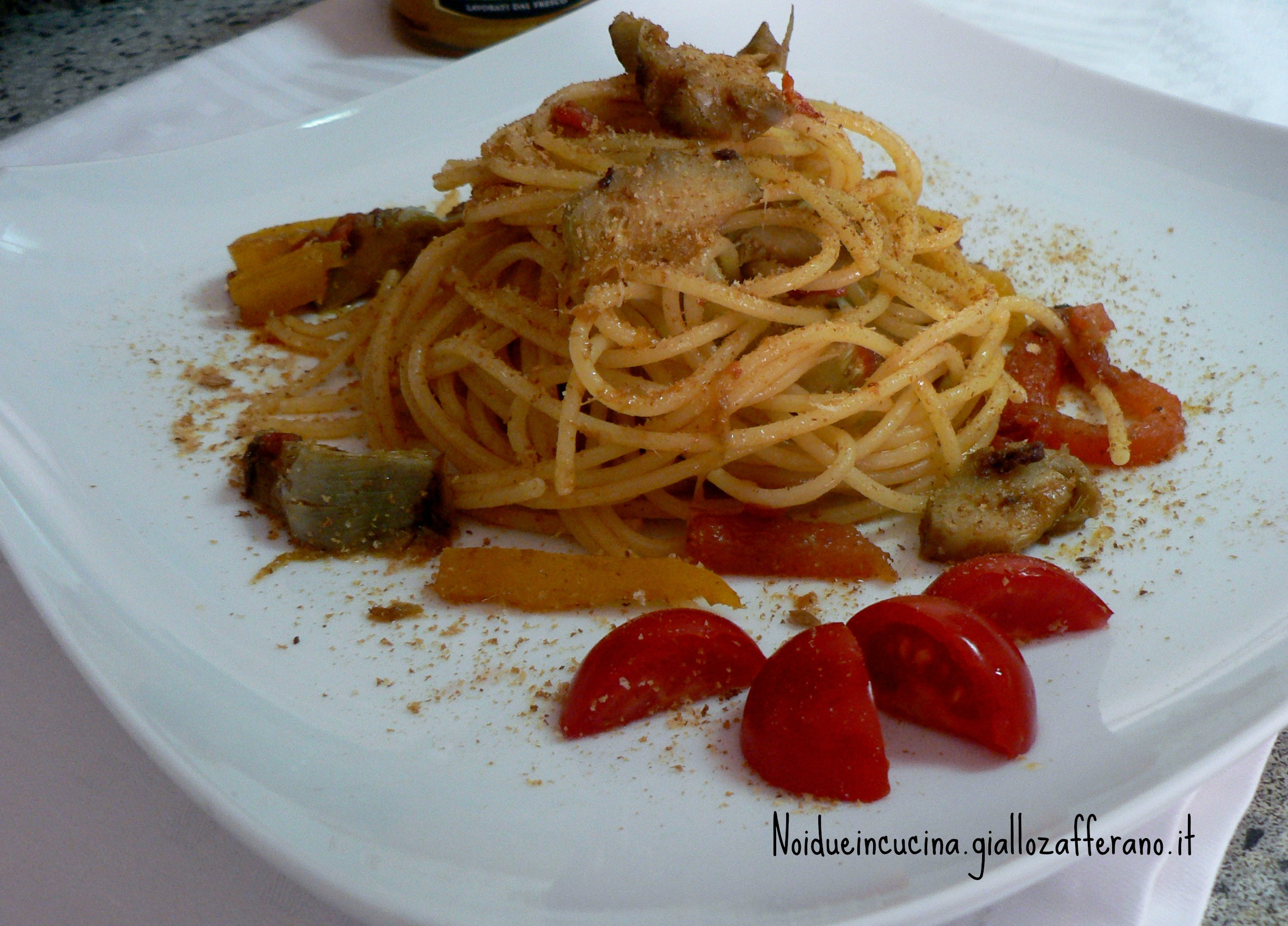 Spaghetti carciofini peperoni e acciughe