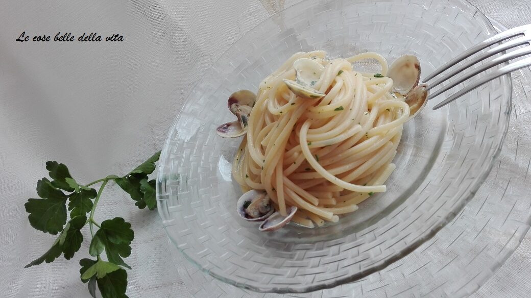 Spaghetti con aglio, olio, peperoncino e vongole