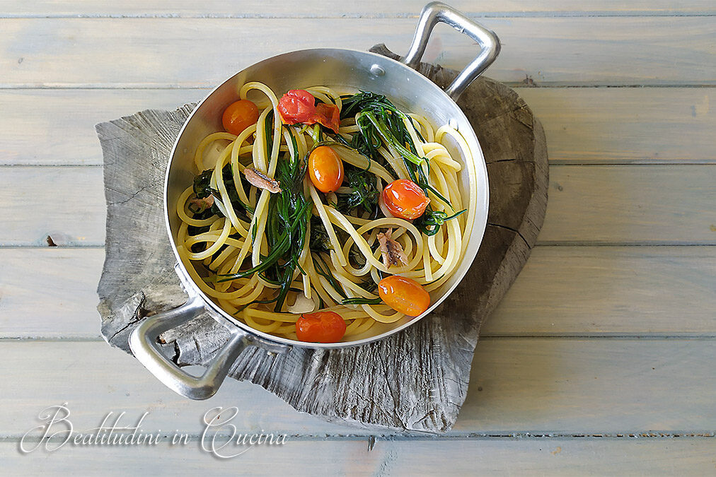 Spaghetti con agretti, acciughe e pomodorini